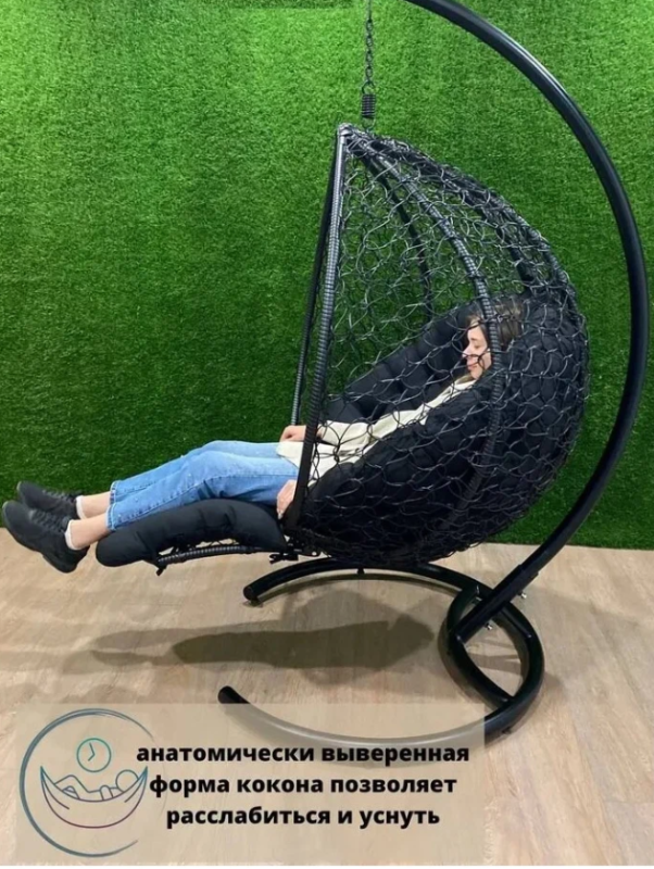 Удобное кресло кокон на стойке из ротанга